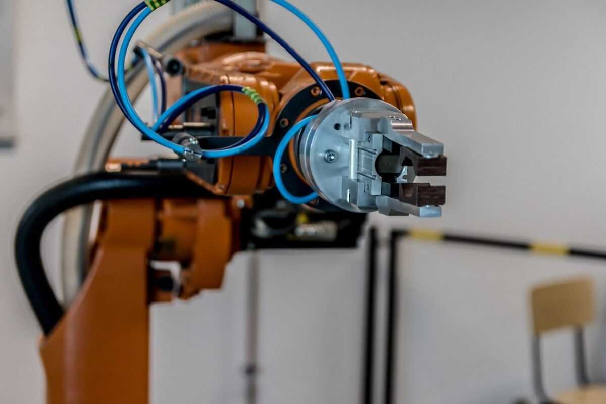 Automatyzacja procesów spawania pomarańczowy robot metalowy