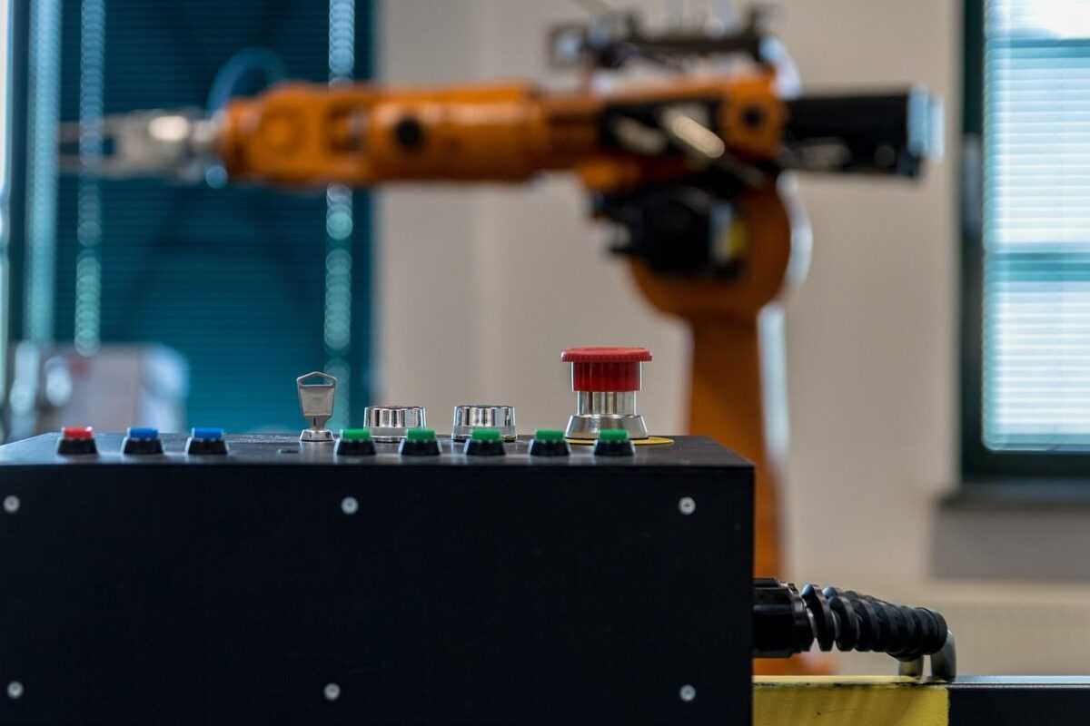 Automatyzacja procesów spawania robot spawa element metalowy i jest wyłączony