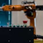 Automatyzacja procesów spawania robot spawa element metalowy i jest wyłączony