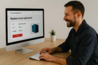 Uśmiechnięty użytkownik wystawia ogłoszenie spawalnicze na SprytnySpawacz.pl na komputerze stacjonarnym